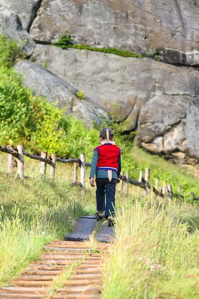 Дитина з дерев'яним мечем на гірській стежці — стокове фото