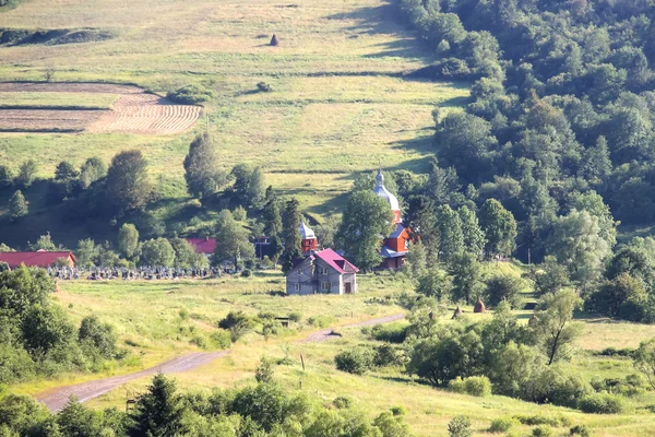 Aldeia ucraniana em um vale das montanhas dos Cárpatos — Fotografia de Stock