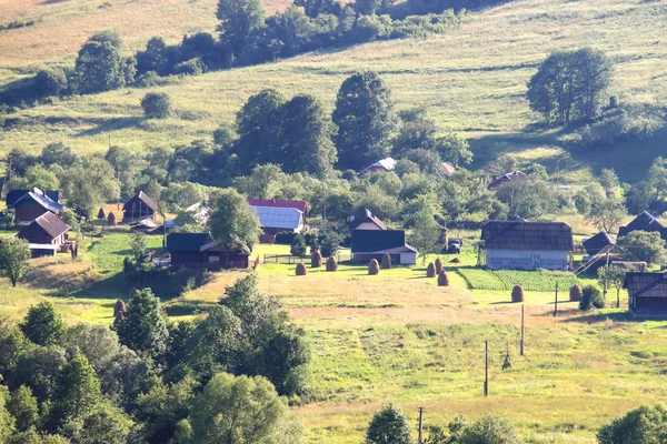 Ukraińska wieś w dolinie Karpat — Zdjęcie stockowe
