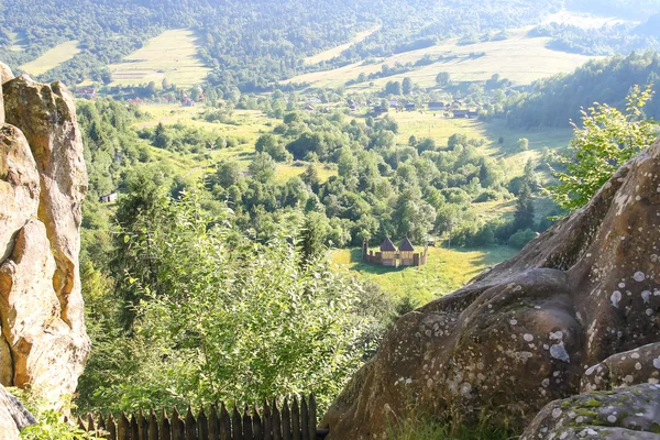 Montanha - fortaleza na reserva histórica e cultural "Tust — Fotografia de Stock