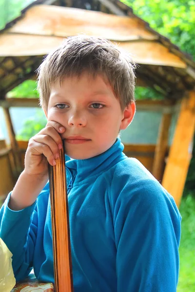 Zamyšlený boy v létě dřevěný altán — Stock fotografie