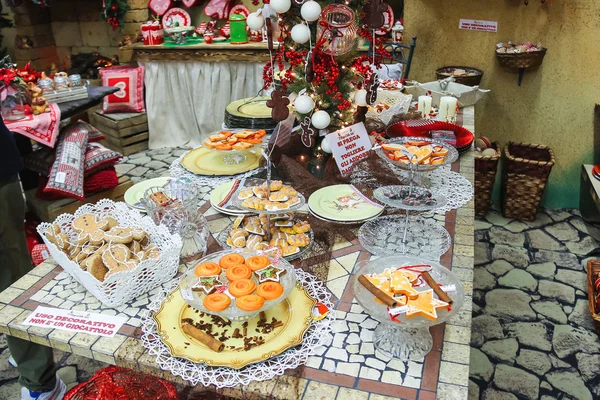 Grande mercatino di Natale "Villaggio di Babbo Natale" in giardino — Foto Stock