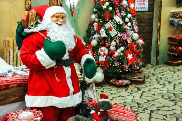 Grote Cristmas markt "Villaggio di Babbo Natale" in de tuin — Stockfoto