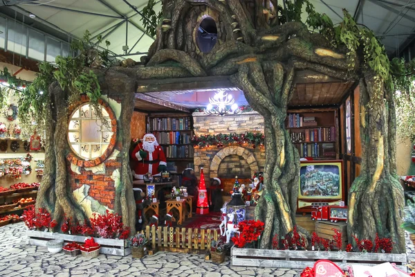 Grande mercatino di Natale "Villaggio di Babbo Natale" in giardino — Foto Stock