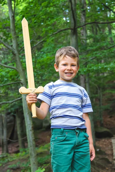 Menino com espada em um passeio no parque . — Fotografia de Stock