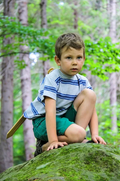 Chłopiec z mieczem na spacerze w parku. — Zdjęcie stockowe