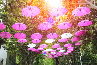 Pembe ve beyaz şemsiye tatil beldesi Bel sokaklarda süslemeleri