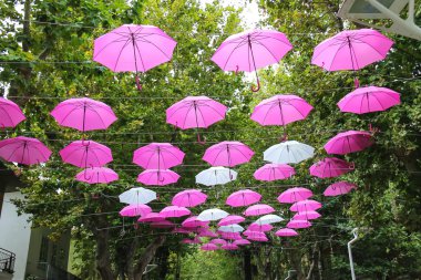 Pembe ve beyaz şemsiye tatil beldesi Bel sokaklarda süslemeleri