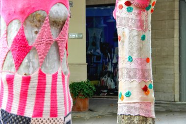 Tatil beldesi Bell sokakta ağaçları örme giyim süslemek