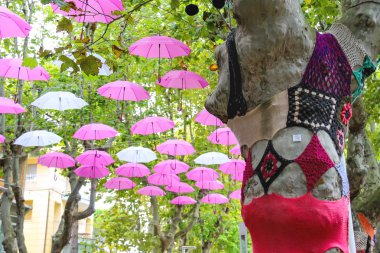  R sokakta ağaçlar ve şemsiye örme giyim süslemek