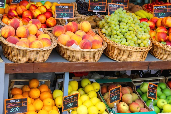 Banco frutta nel mercato cittadino italiano — Foto Stock