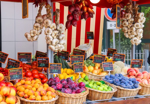 Banca de frutas no mercado da cidade italiana — Fotografia de Stock