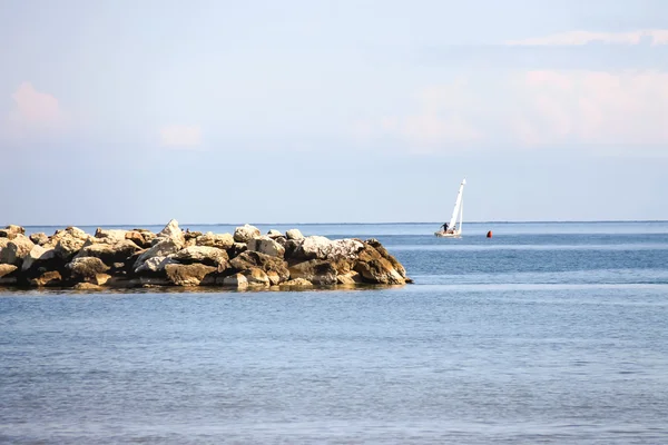 Människor segla på en segelbåt på lugnt hav — Stockfoto