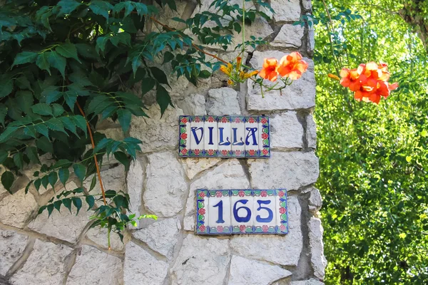 Colorful signboard with number on the house in the resort town B — Stock Photo, Image