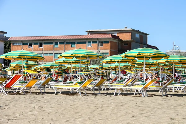 Tourists sunbathe on  beach in the resort town Bellaria Igea Mar — Stock Photo, Image