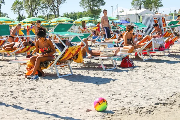 Turystów opalać się na plaży w miejscowości Bellaria Igea Mar — Zdjęcie stockowe