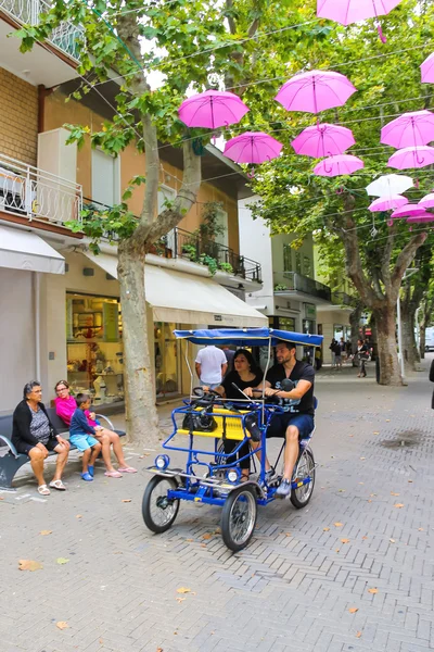 Tourists on a bicycle in the resort town Bellaria Igea Marina, R — Stock Photo, Image