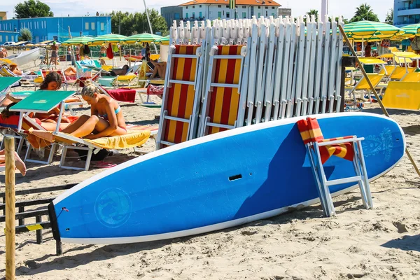 Toeristen zonnebaden op het strand in het resort stad Bellaria Igea Mar — Stockfoto