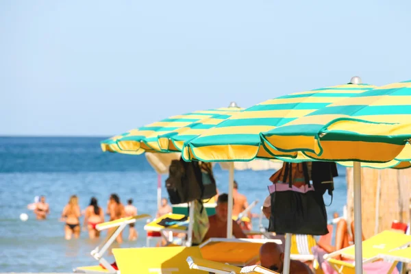 日光浴浴床和遮阳伞的海边度假小镇 Bellaria，我 — 图库照片