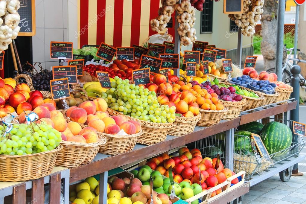Fruit kraam op de markt van de Italiaanse stad — Stockfoto © Nicknick_ko 65077275