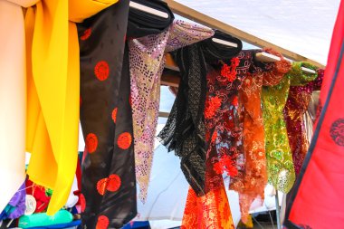 Hatıra Atkılar üzerinde bir raf açık satış