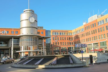 Tren istasyonu Hollandalı t, önünde kare insanlarda