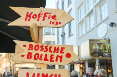 Hollandalı şehir Den Bosch kafede ahşap imlecini.