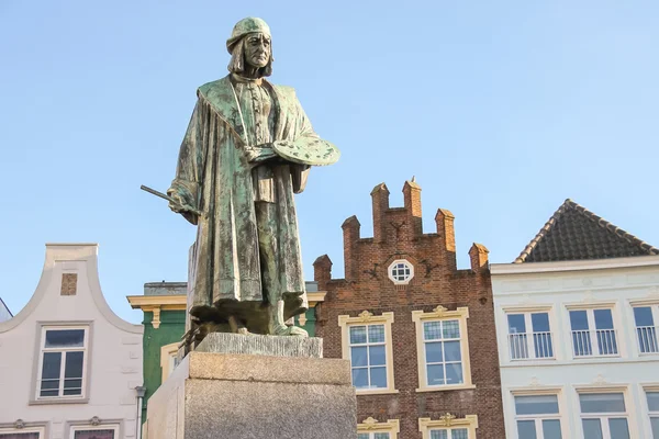 Monument of famous painter Hieronymus Bosch in s-Hertogenbosch. — Stock Photo, Image