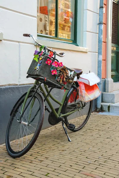 Bicicleta stă lângă perete pe stradă în orașul olandez — Fotografie, imagine de stoc