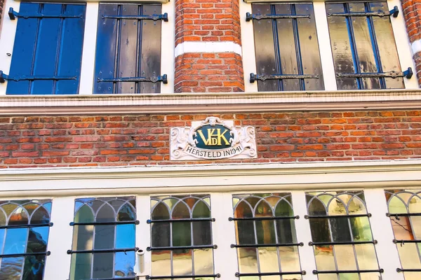 Wapenschild op een gevel van een oud huis in de Nederlandse stad Gorin — Stockfoto