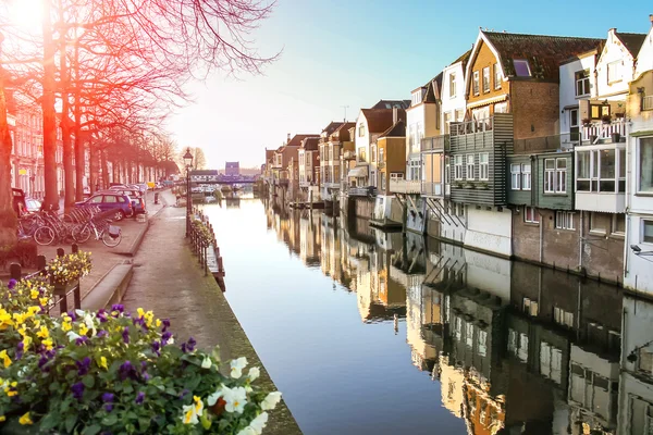 Puerto y dique del canal en la ciudad holandesa de Gorinchem — Foto de Stock