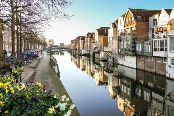 Porto e argine del canale nella città olandese di Gorinchem — Foto Stock