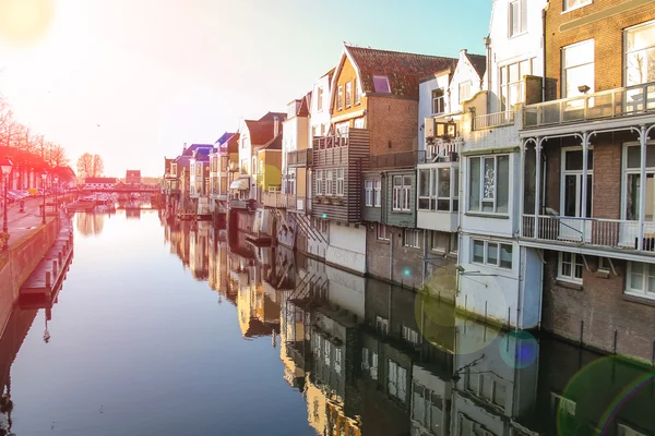 Puerto y dique del canal en la ciudad holandesa de Gorinchem — Foto de Stock