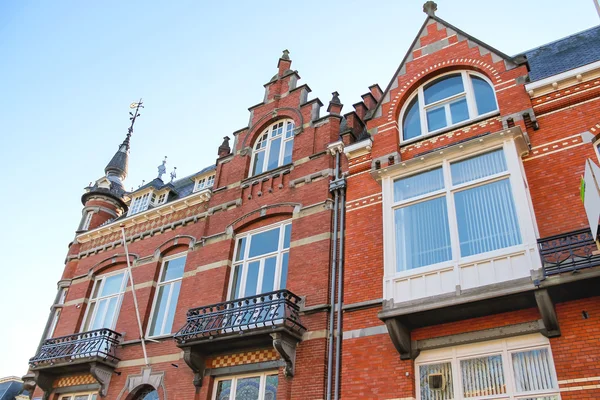 La fachada de una hermosa casa en la ciudad holandesa Den Bosch . —  Fotos de Stock