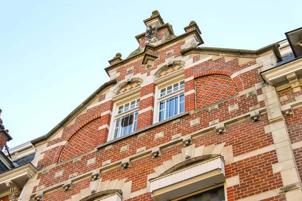 Die fassade eines schönen hauses in der holländischen stadt den bosch. — Stockfoto