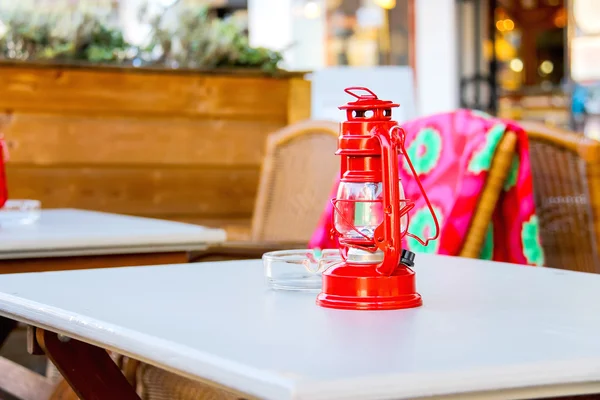 Die rote Lampe steht auf einem Tisch im Außencafé — Stockfoto