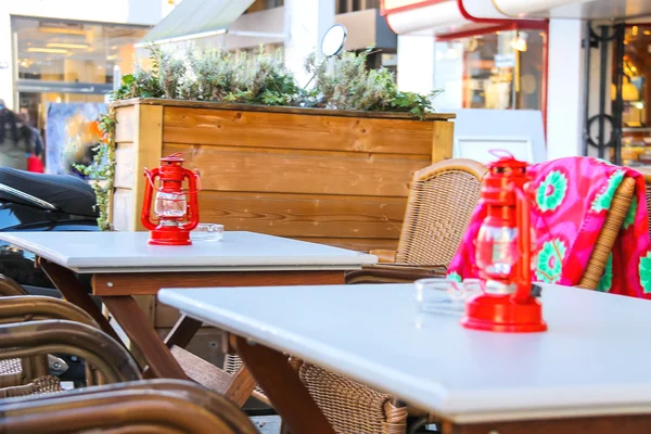 La lámpara roja está parada en una cafetería al aire libre de la mesa —  Fotos de Stock