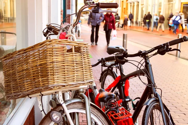 Bicicletas cerca de la pared en la calle en la ciudad holandesa —  Fotos de Stock