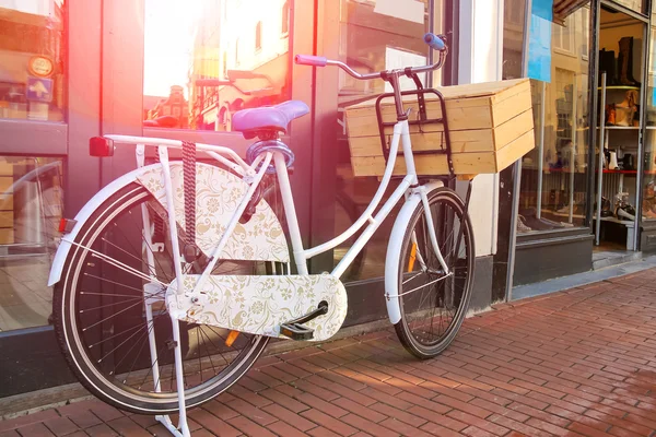 Велосипед стоит у стены на улице в голландском городе — стоковое фото