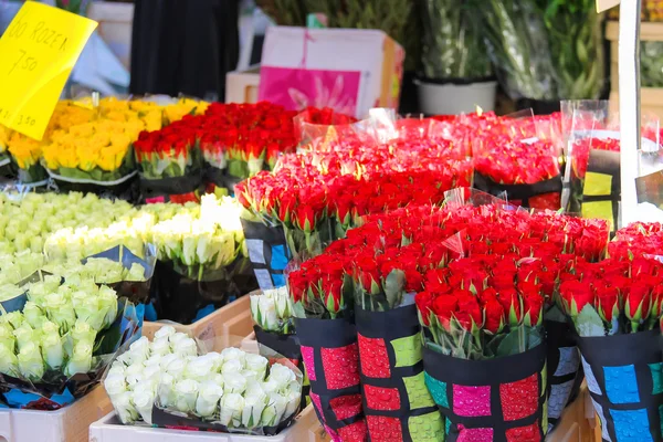 Blommor till salu på en holländsk blomstermarknaden, Nederländerna — Stockfoto