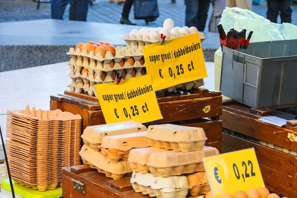 Sprzedaż jaj na rynku holenderskim. Holandia — Zdjęcie stockowe