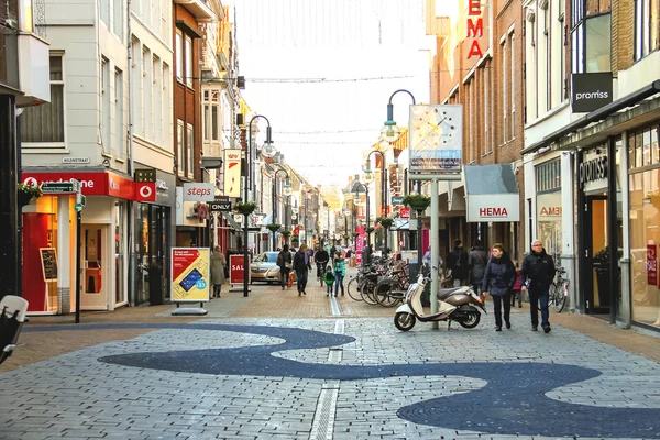 Pessoas na cidade holandesa Gorinchem . — Fotografia de Stock