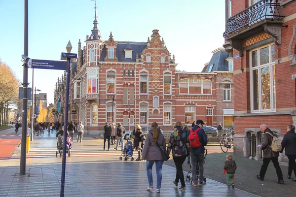 Pessoas na cidade holandesa Den Bosch . — Fotografia de Stock