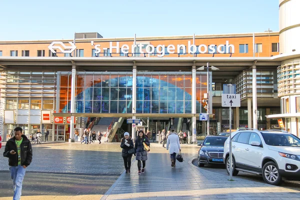 Mensen op het plein tegenover het station in de Nederlandse t — Stockfoto