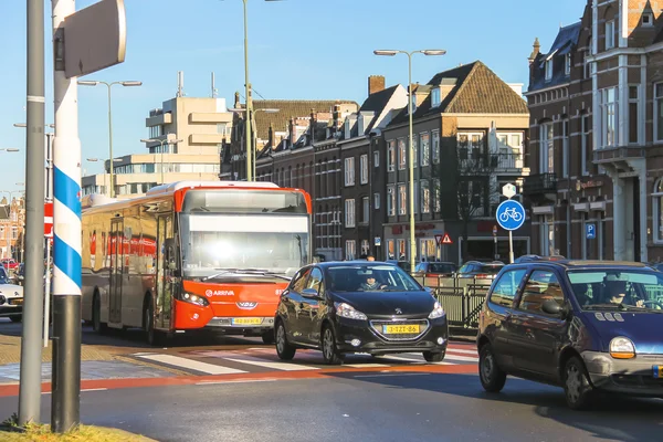 Vervoer van beweging in de Nederlandse stad Den Bosch. — Stockfoto