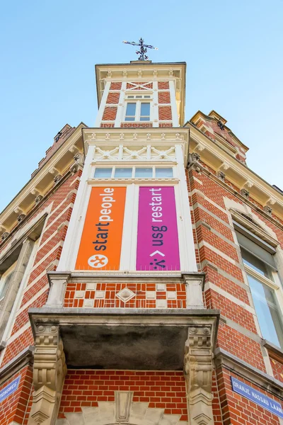 Beautiful old house with advertising on the facade in Dutch city — Stock Photo, Image