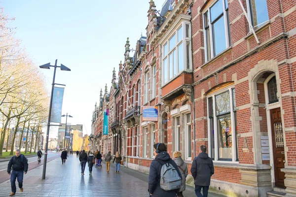 Pessoas na cidade holandesa Den Bosch . — Fotografia de Stock