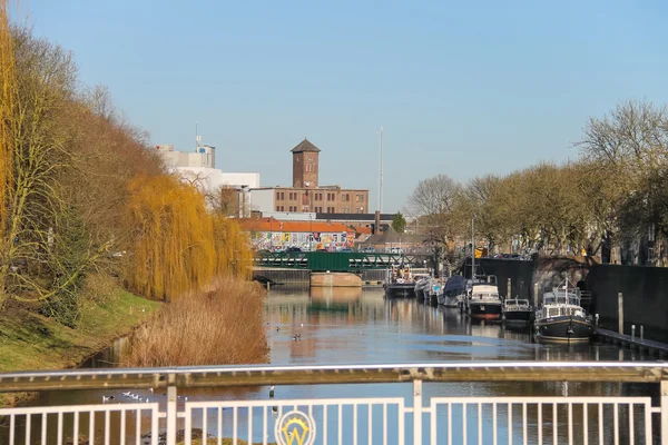 Ships on a river in the Dutch city of Den Bosch — Stock Photo, Image