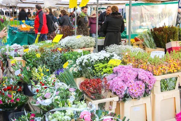 As pessoas compram flores no mercado na cidade holandesa Den Bosch . — Fotografia de Stock