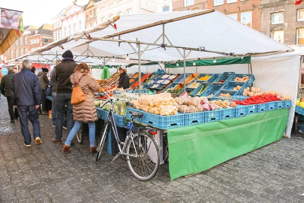 Gente cerca de puestos de verduras en la plaza del mercado en remolque holandés — Foto de Stock